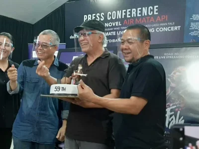 iwan fals air mata api