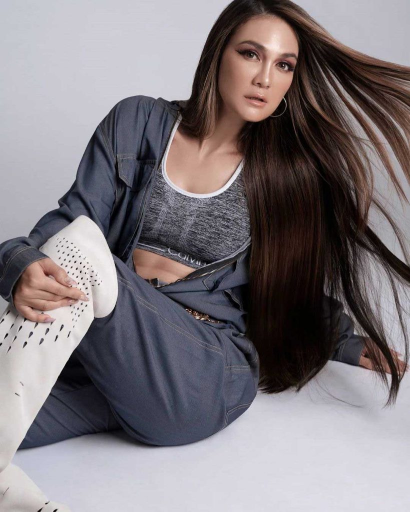 luna-maya-rambut-panjang