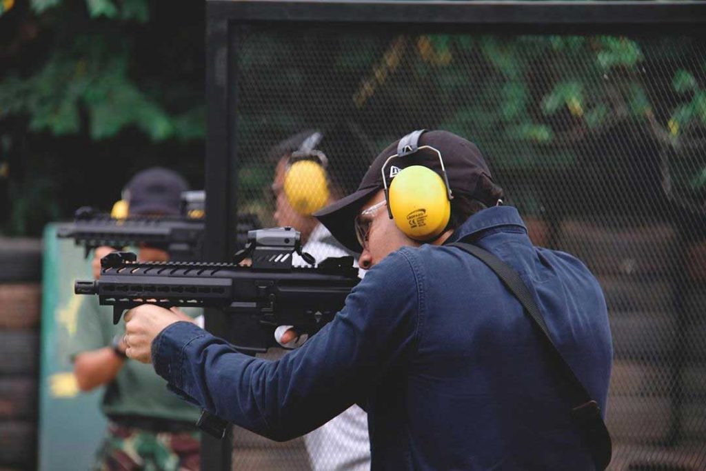 randy-pangalila-tentara-latihan-menembak