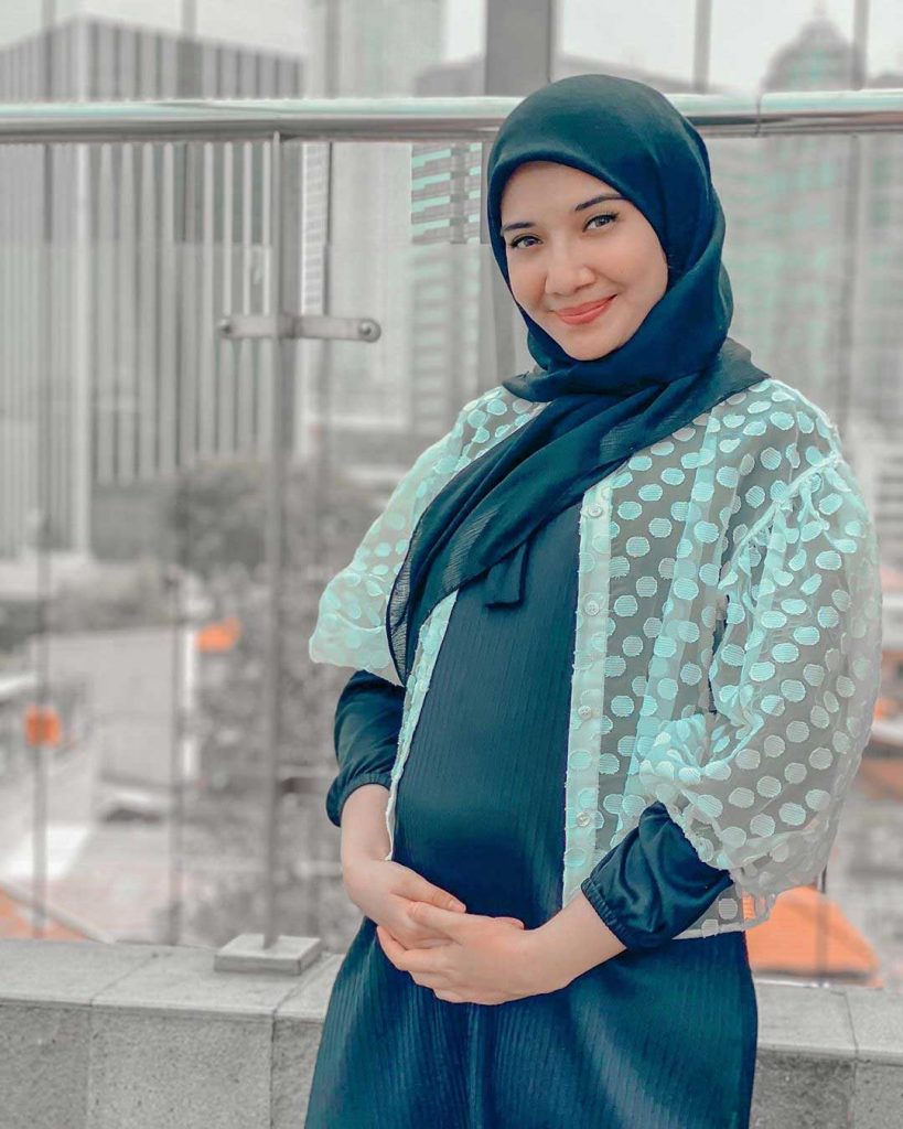 zaskia-sungkar-baby-bump-perut-buncit