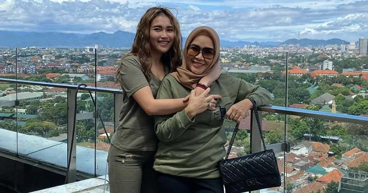 Umi Kalsum Ungkap Sosok Pria yang Dekat dengan Ayu Ting Ting