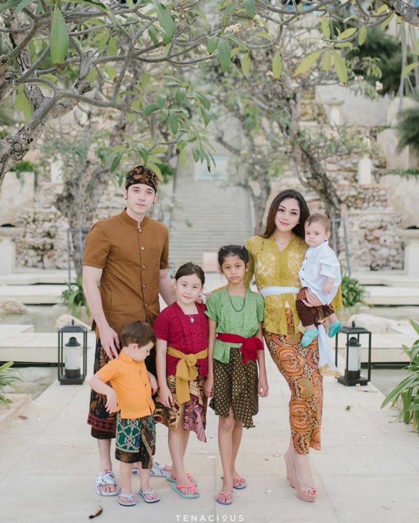 anak-artis-celine-evangelista-pakai-baju-adat-bali