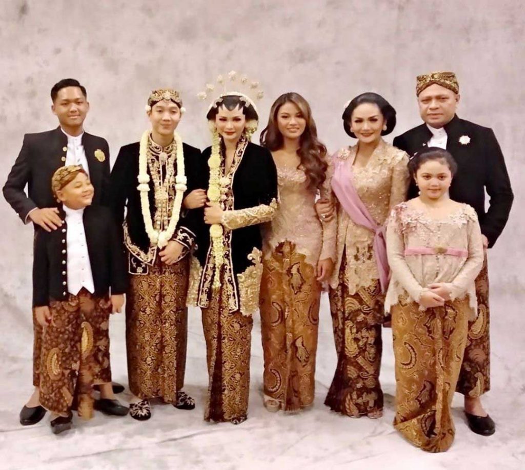 anak-krisdayanti-pakai-baju-adat-artis
