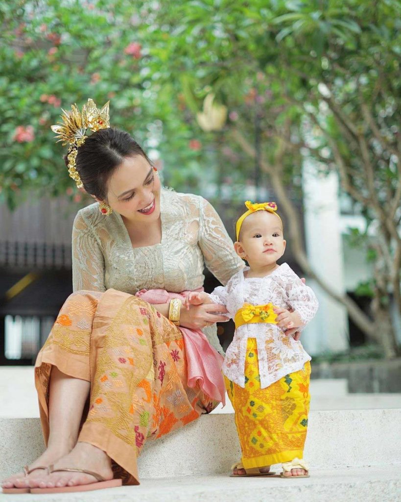 anak-shandy-aulia-anak-shandy-aulia-claire-herbowo-pakai-kebayaclaire-herbowo-pakai-kebaya