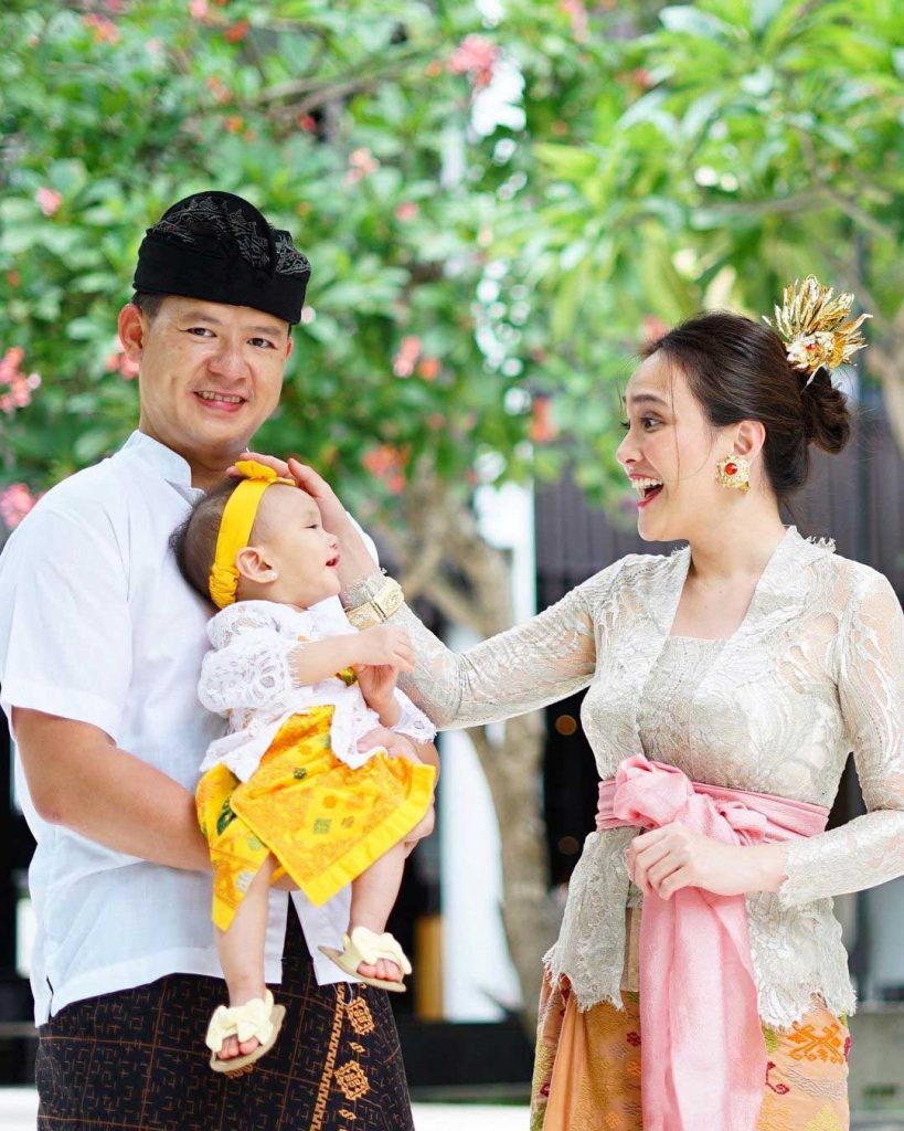 anak-shandy-aulia-pakai-kebaya