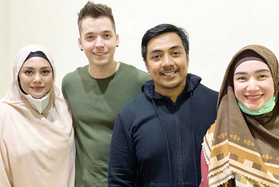 celine-dan-stefan-ikut-pengajian