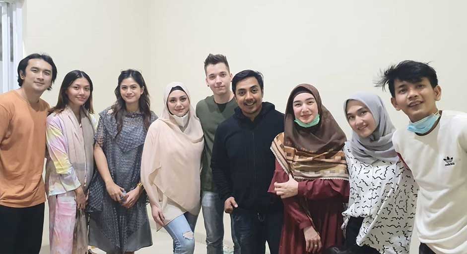 celine-stefan-ikut-pengajian