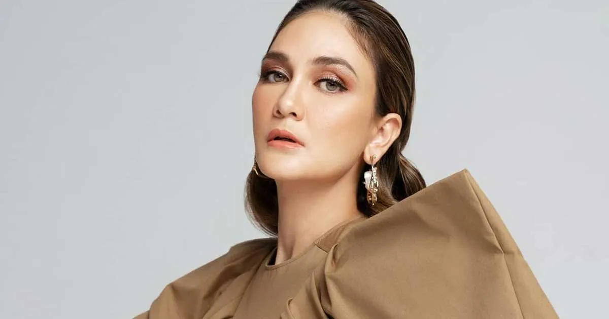 Tips Tampil Trendi Meski di Rumah Aja ala Luna Maya