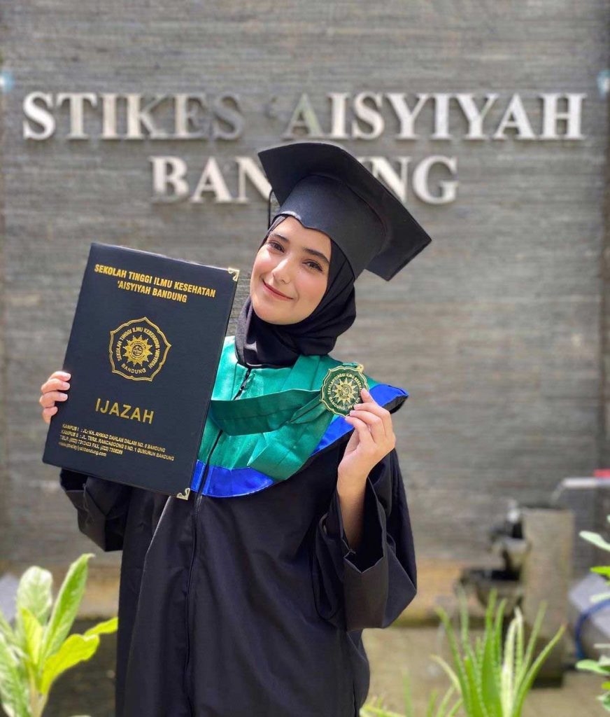 nadya-mustika-rahayu-istri-rizki-d-academy-lulus-wisuda-bidan