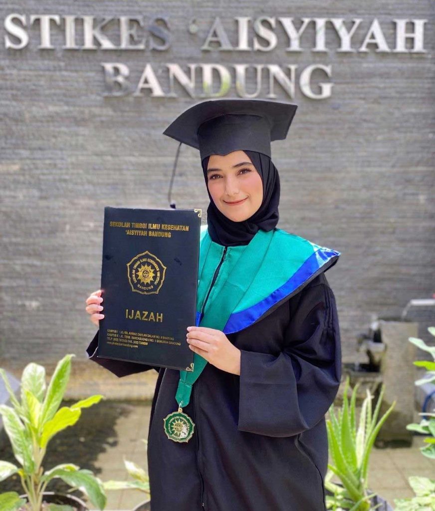 nadya-mustika-rahayu-istri-rizki-d-academy-wisuda-lulus-1
