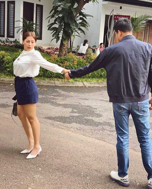 tata-janeeta-foto-gandengan