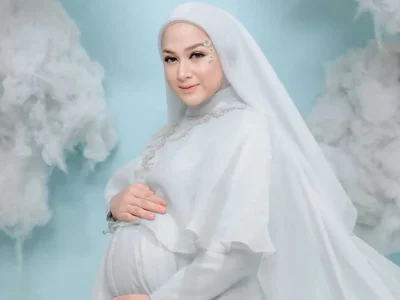 1-nina-zatulini-melahirkan-anak-ke-tiga