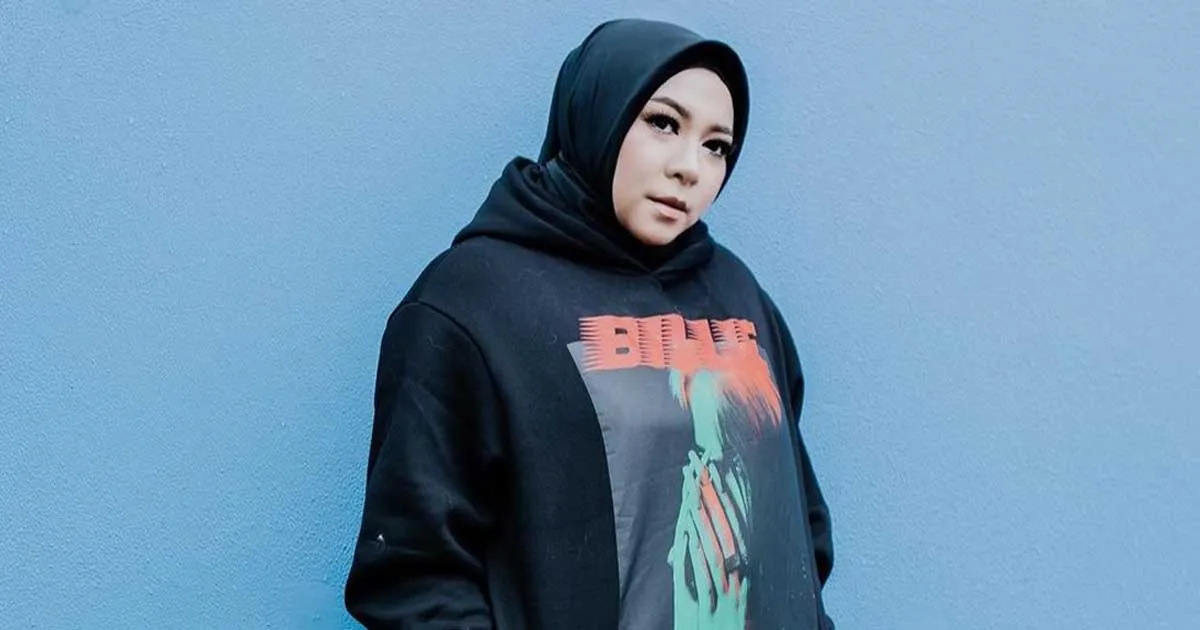 Bagikan Kondisi Ibu Mertua yang Stroke, Melly Goeslaw Banjir Doa