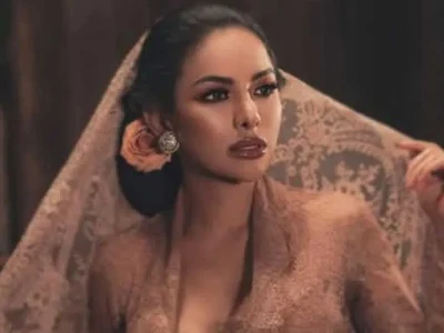 gaya-nikita-mirzani-pakai-kebaya