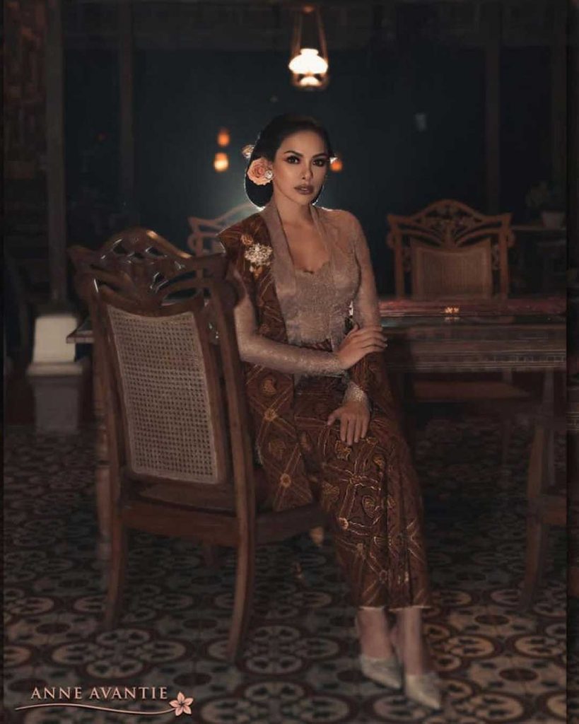 nikita-mirzani-pakai-kebaya
