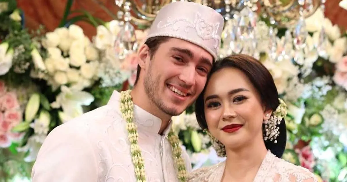 Aura Kasih Gugat Cerai Suami