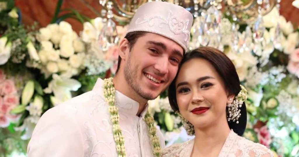 aura-kasih-gugat-cerai-suami
