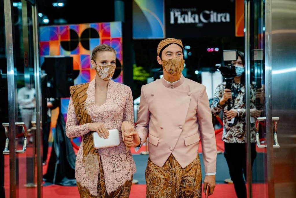 daniel-mananta-istri-memakai-kebaya-dan-beskap-baju-adat-jawa