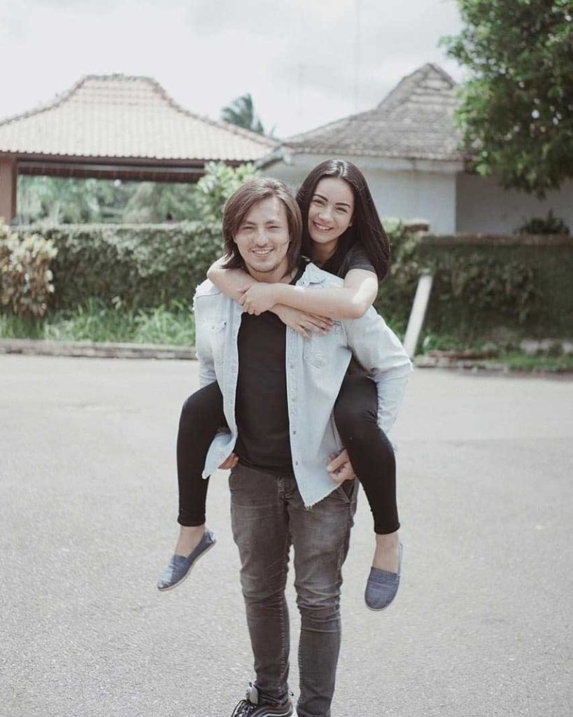 dylan-carr-dan-esrya-aulia-foto-mesra