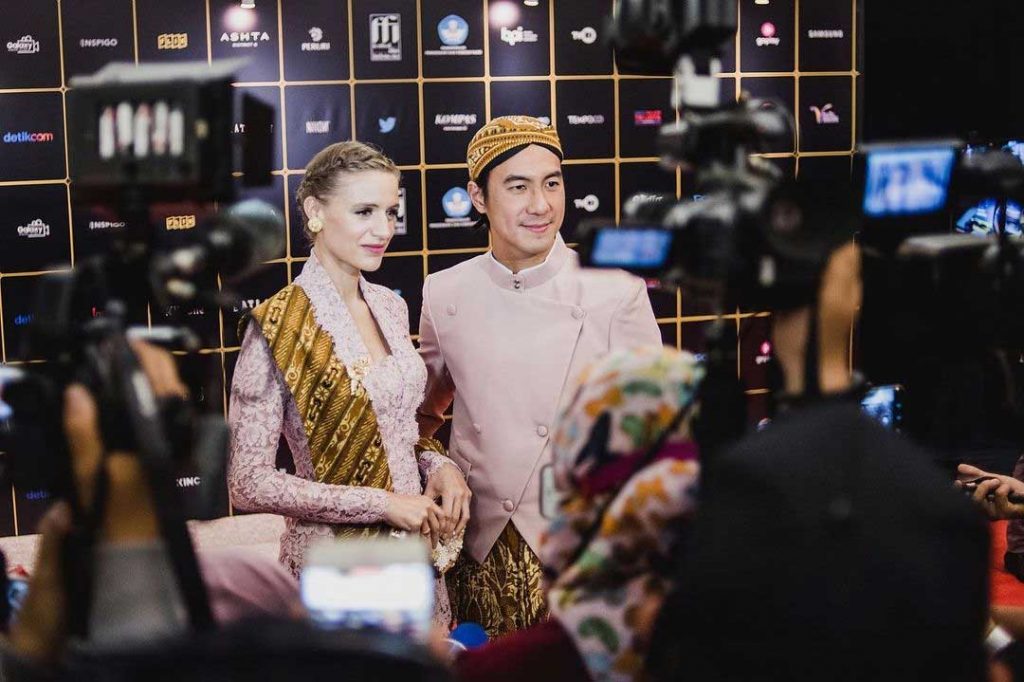 istri-bule-daniel-mananta-pakai-kebaya-merah-muda-FFI-2020