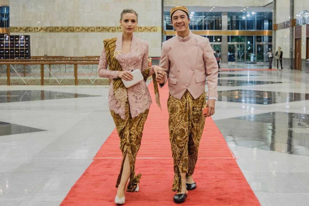 istri-daniel-mananta-memakai-kebaya