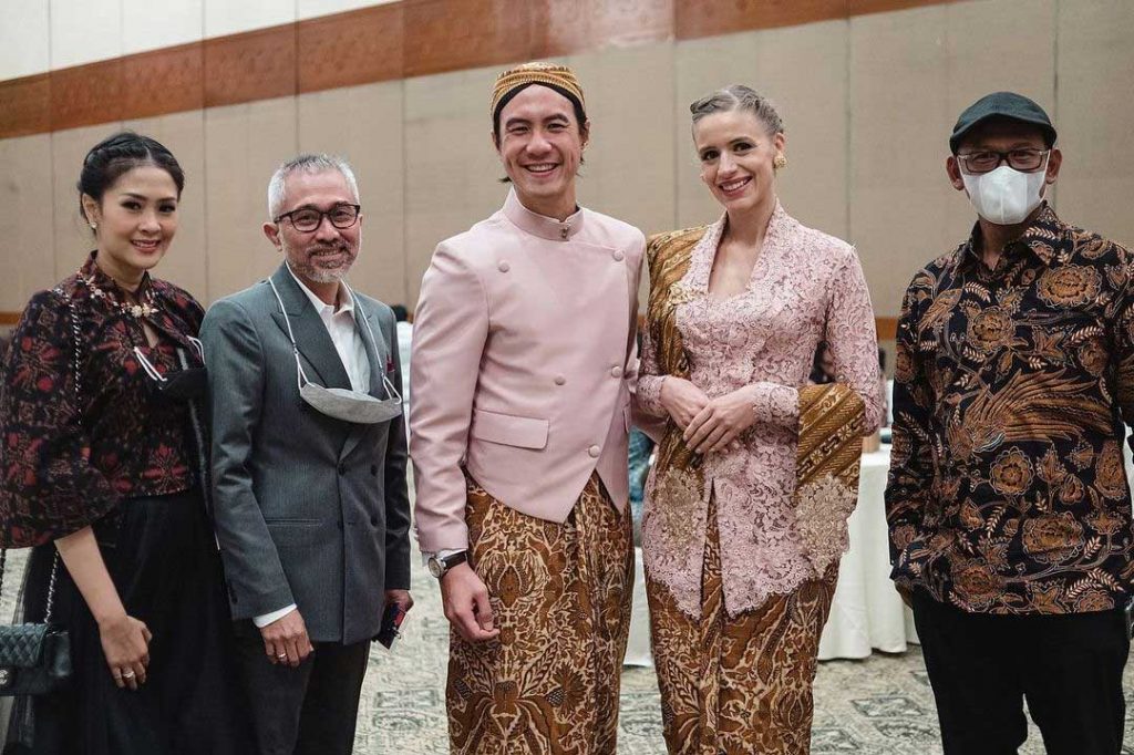 istri-daniel-mananta-viola-maria-kebaya