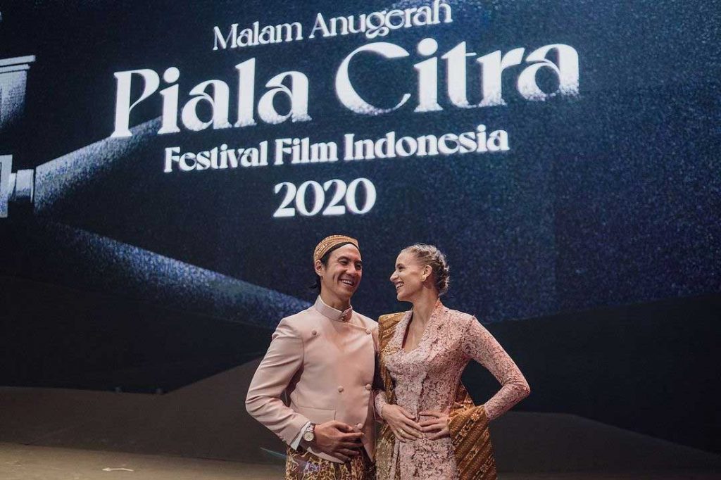 viola-maria-istri-daniel-mananta-pakai-kebaya