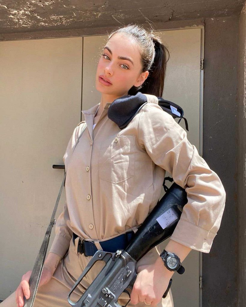 yael-shelbia-jadi-tentara-seragam