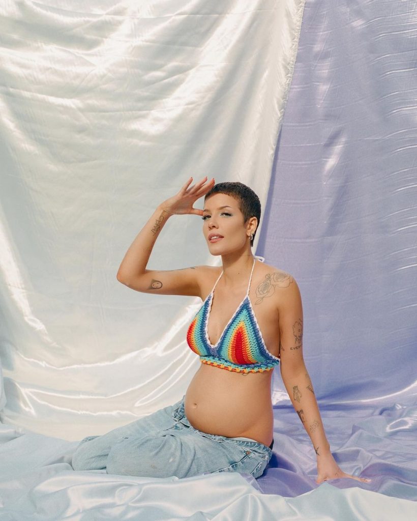 penyanyi-amerika-serikat-halsey-hamil-pregnant