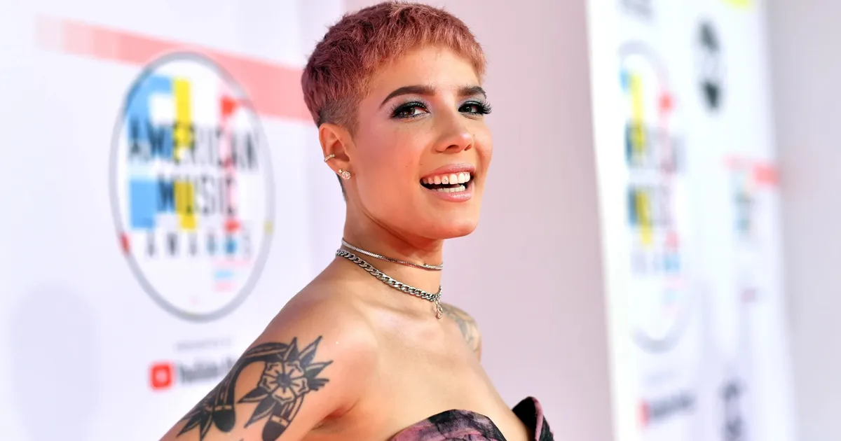 Surprise! Penyanyi Halsey Hamil