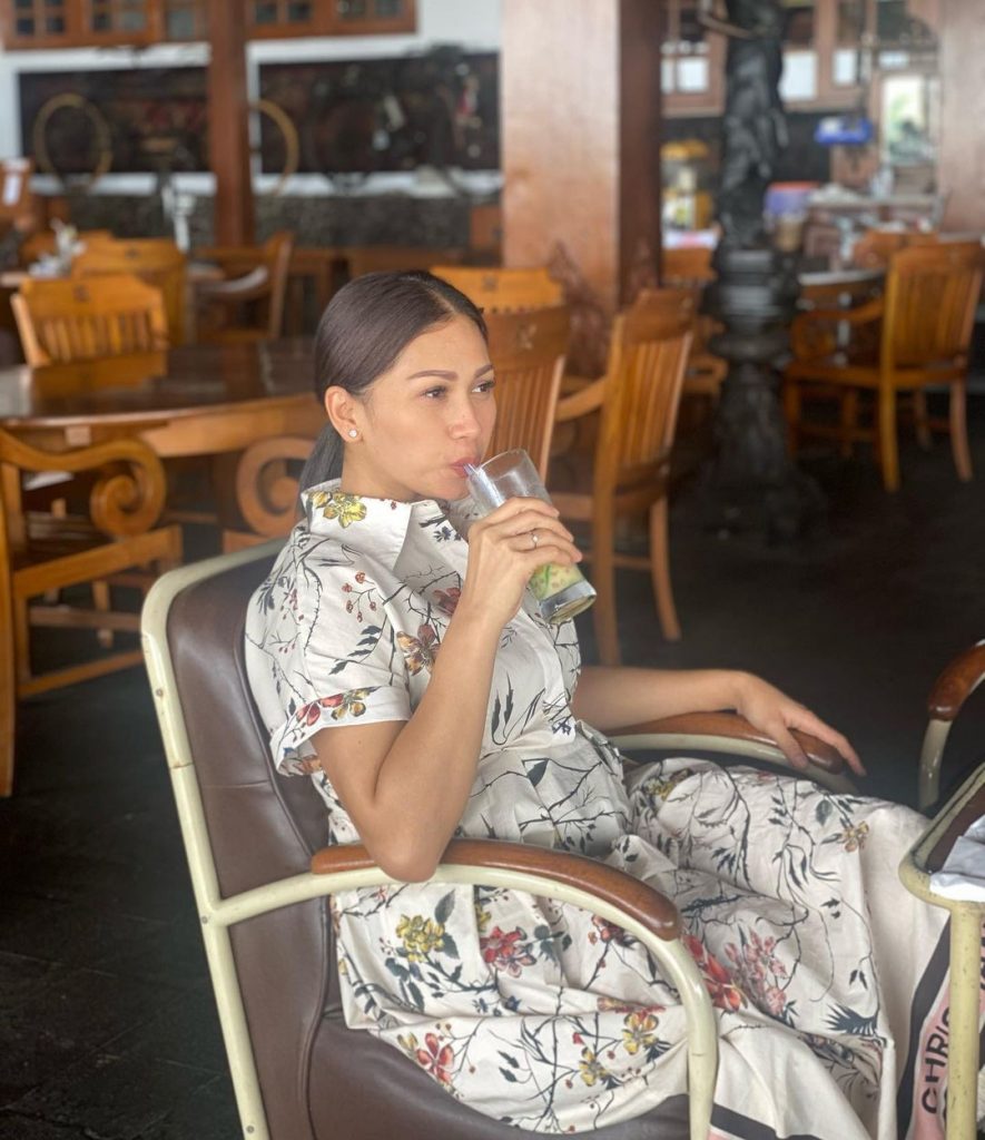 gaya-tata-janeeta-pamer-baby-bump