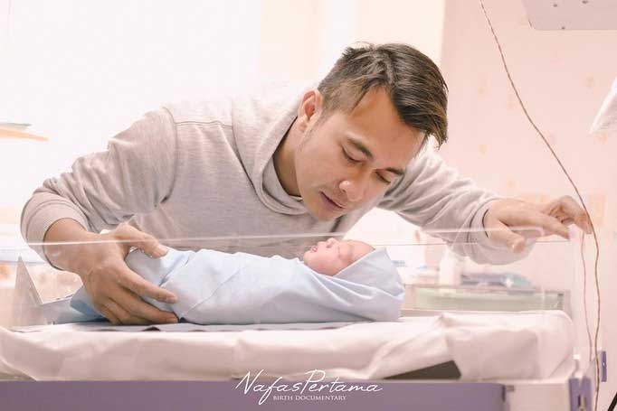 istri-eza-ginonio-melahirkan-anak-ke-dua-putra
