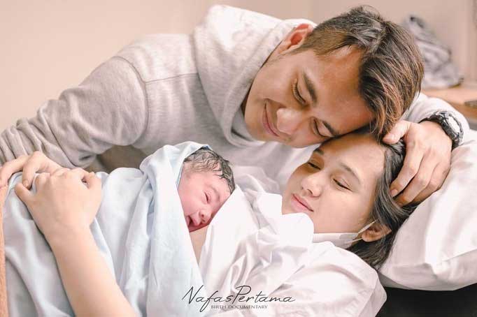 istri-eza-gionino-melahirkan-anak-ke-dua-seorang-putra-jenis-kelamin-laki-laki