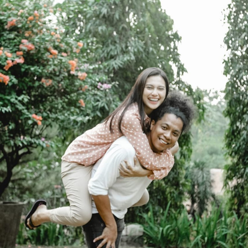 kisah-cinta-arie-kriting-dan-indah-permatasari-beauty-and-the-beast