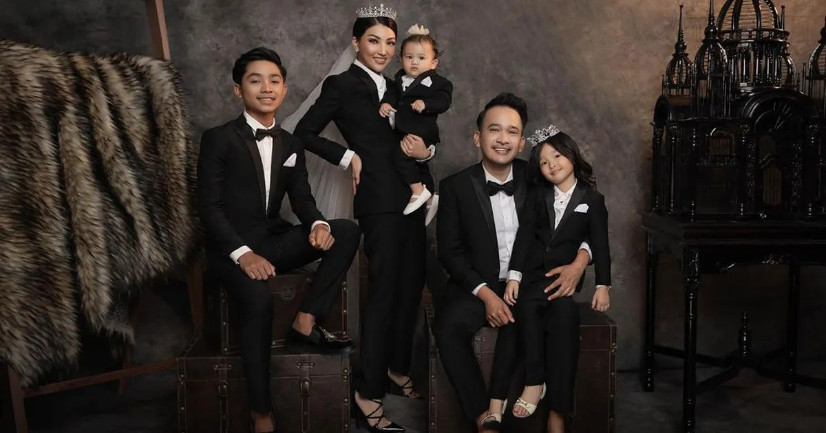 6 Gaya Pemotretan Keluarga Ruben Onsu yang Kompak Abis!