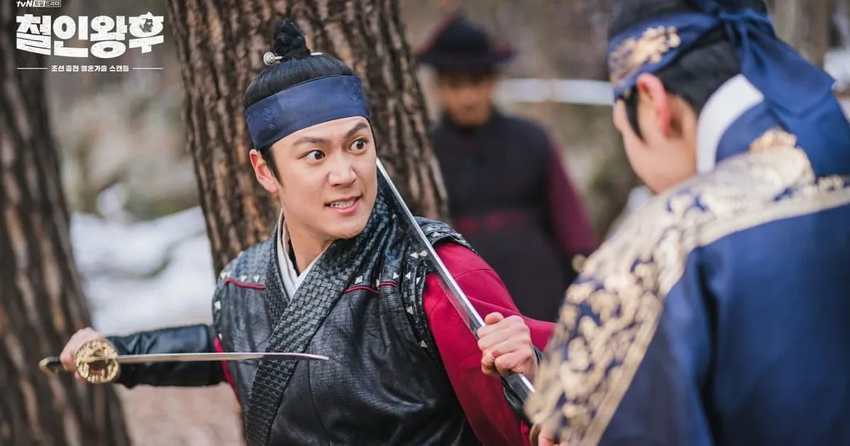 ‘Mr. Queen’ Episode 19: Kim Byeong In dan So Yong Kabur Bersama