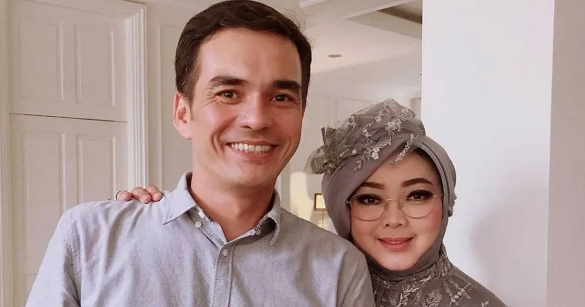 Ucapan Haru Teddy Syach di Makam Rina Gunawan