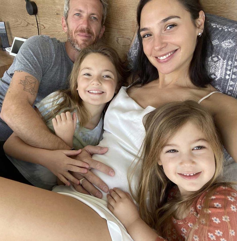 gal-gadot-wonder-woman-hamil-anak-ke-tiga