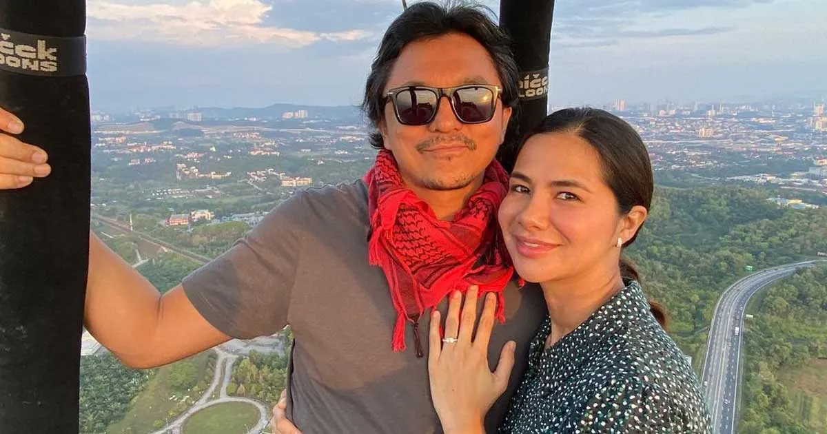 Romantis Banget! Engku Emran Lamar Noor Nabila di Atas Awan