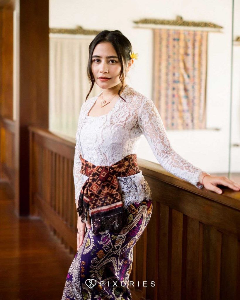 prilly-latuconsina-baju-khas-bali-kebaya-putih