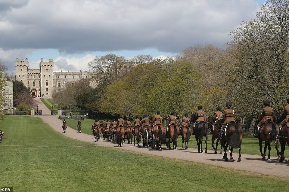 The_King_s_Troop_Royal_Horse_Artillery_move_up_the_Long_Walk_at_-a-68_1618605254965