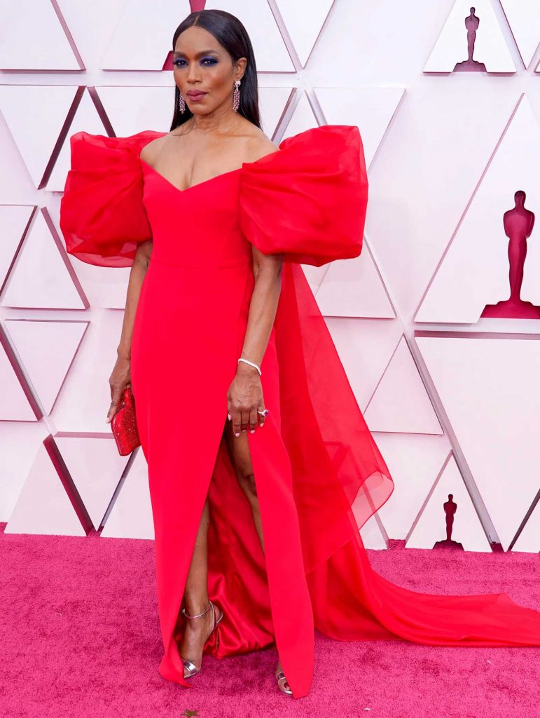 angela basset gaun busana terbaik oscars 2021