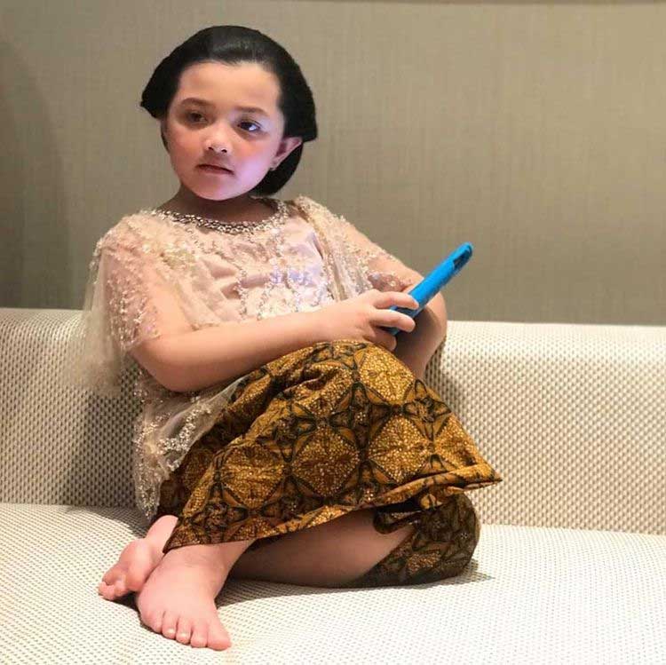 arsy-hermansyah-pakai-kebaya
