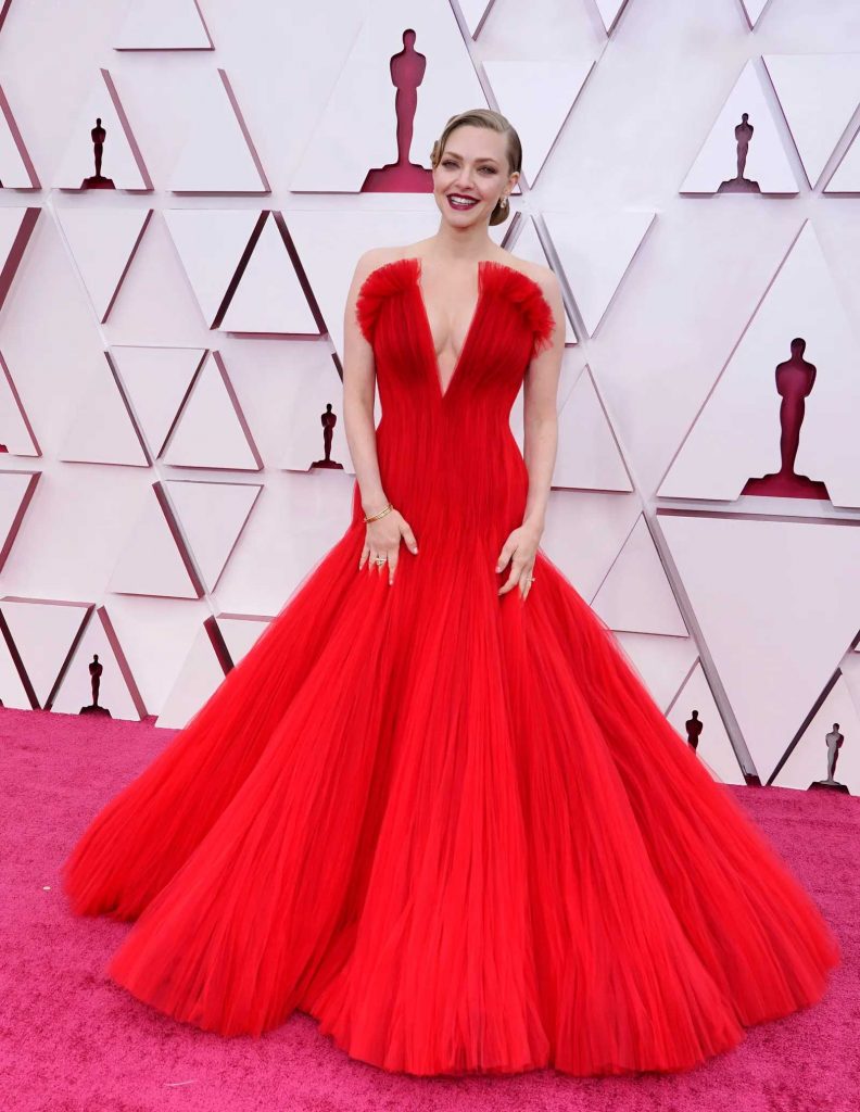 best dress busana gaun terbaik oscars 2021 amanda seyfried.jpg