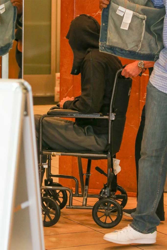 brad-pitt-keluar-dari-klinik-rumah-sakit-gigi
