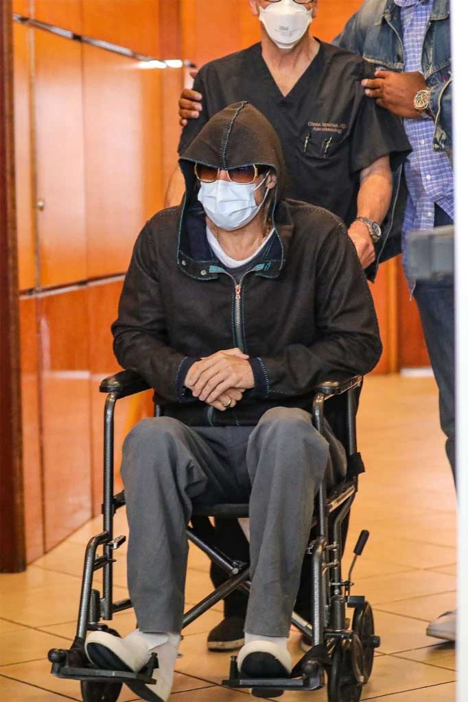 brad-pitt-keluar-dari-rumah-sakit