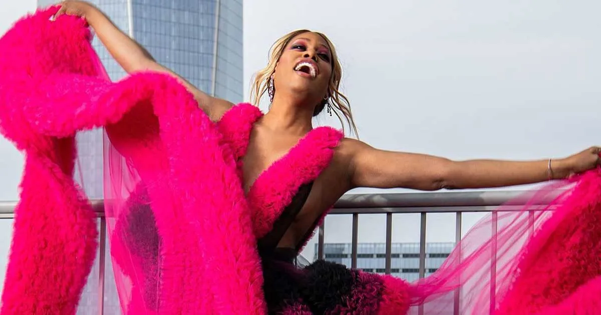 Wow! Aktris Transgender Laverne Cox Tampil dengan Gaun 1000 Meter di Oscars 2021