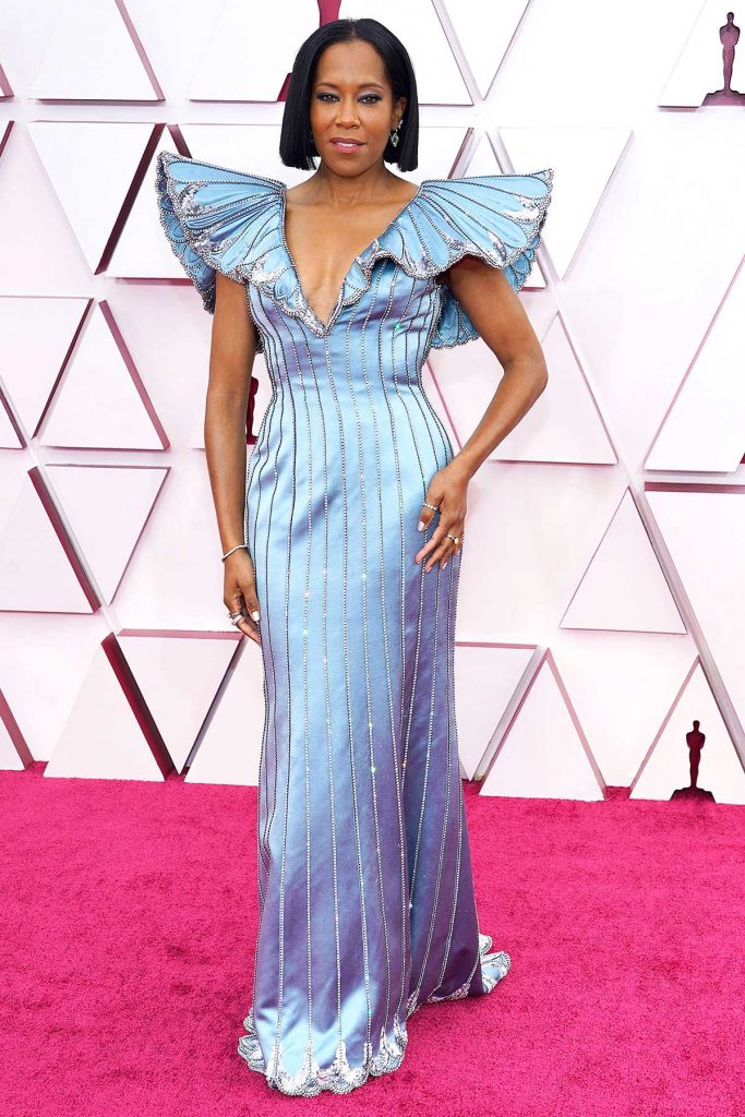 gaun regina king oscars 2021
