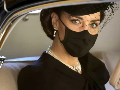 gaya-perhiasan-kate-middleton