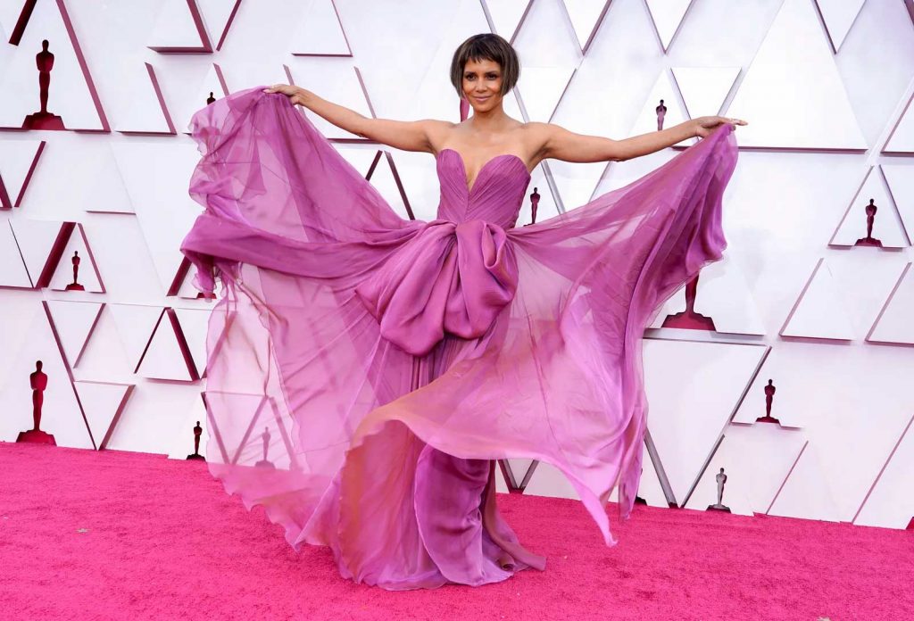 halle berry gaun di oscars 2021